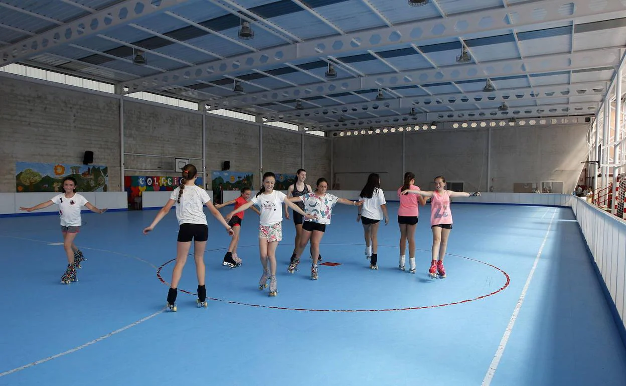 Imagen del pabellón del colegio Mies de Vega, donde entrena la escuela de patinaje artístico de Torrelavega y donde se desarrollará parte del campus.