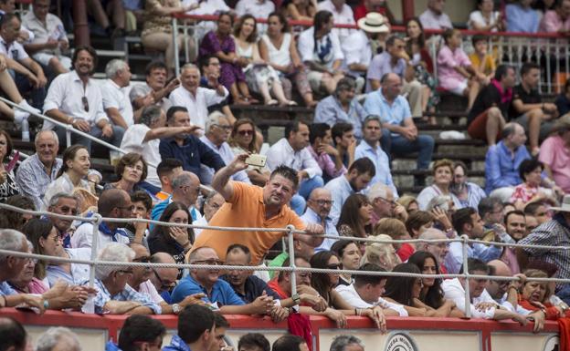 Un aficionado se hace una fotografía en los tendidos en la corrida del pasado martes. 