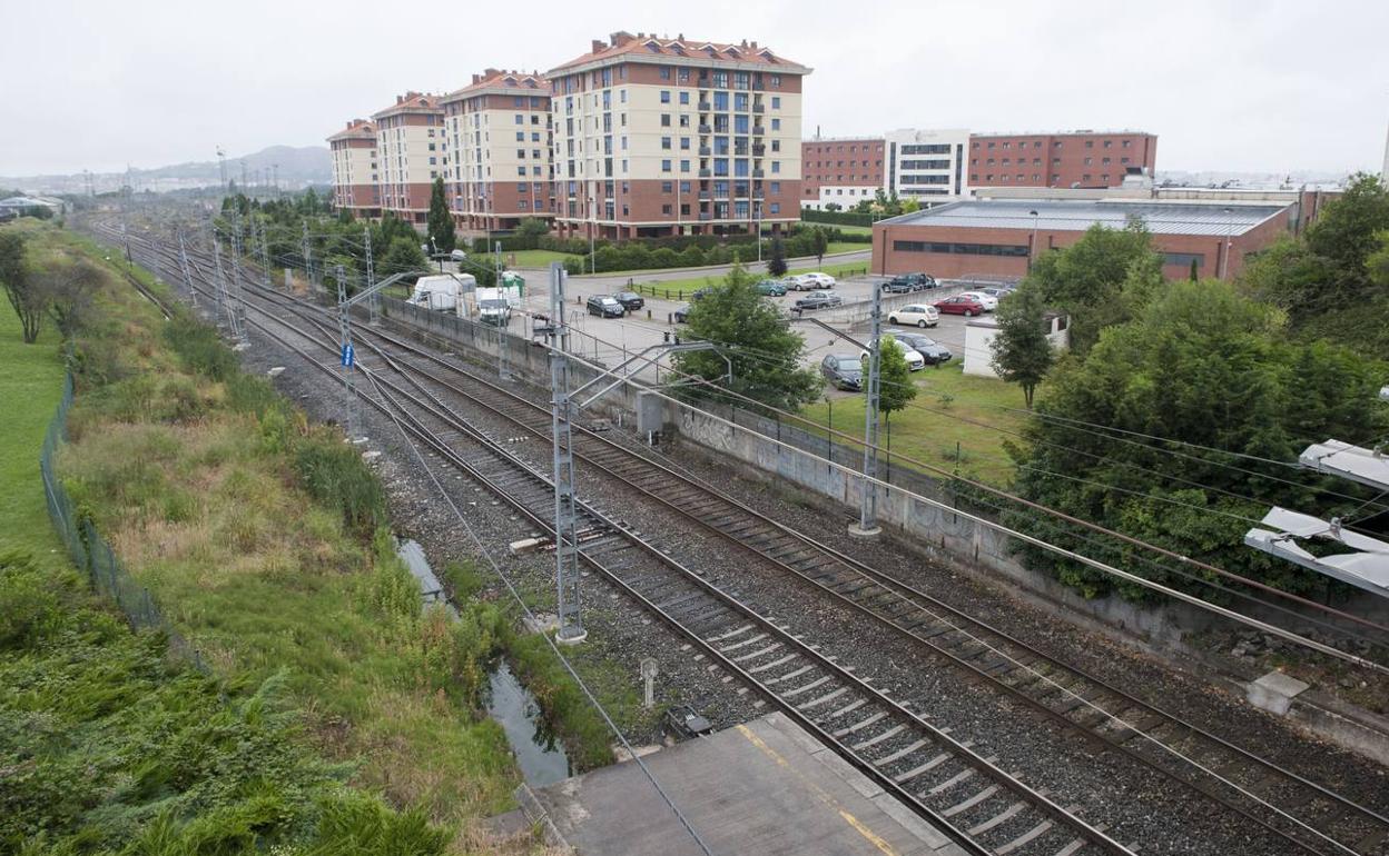 Vista del ferrocarril a su paso por Muriedas.