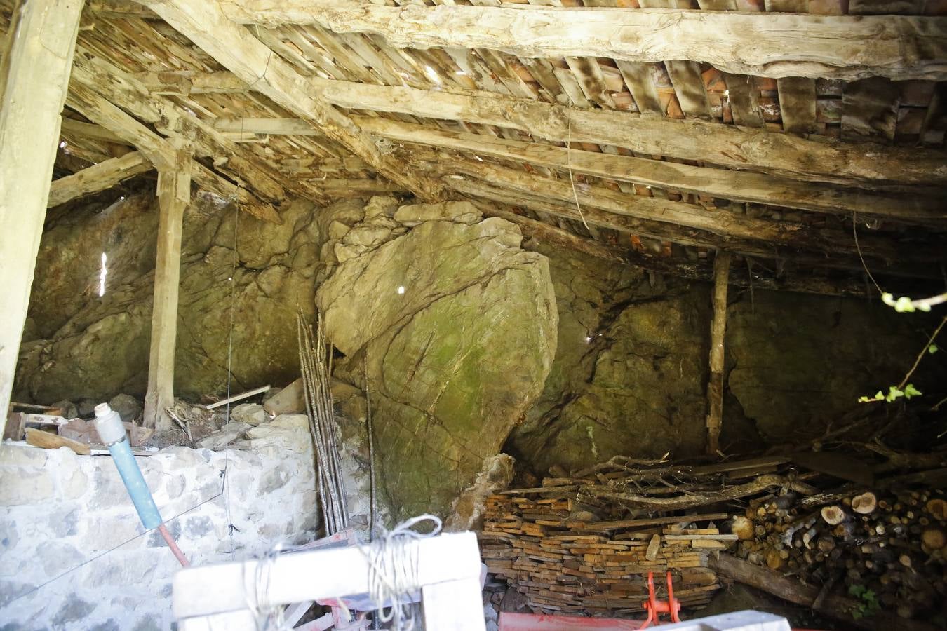 Interior de un cobertizo donde se apila la leña.