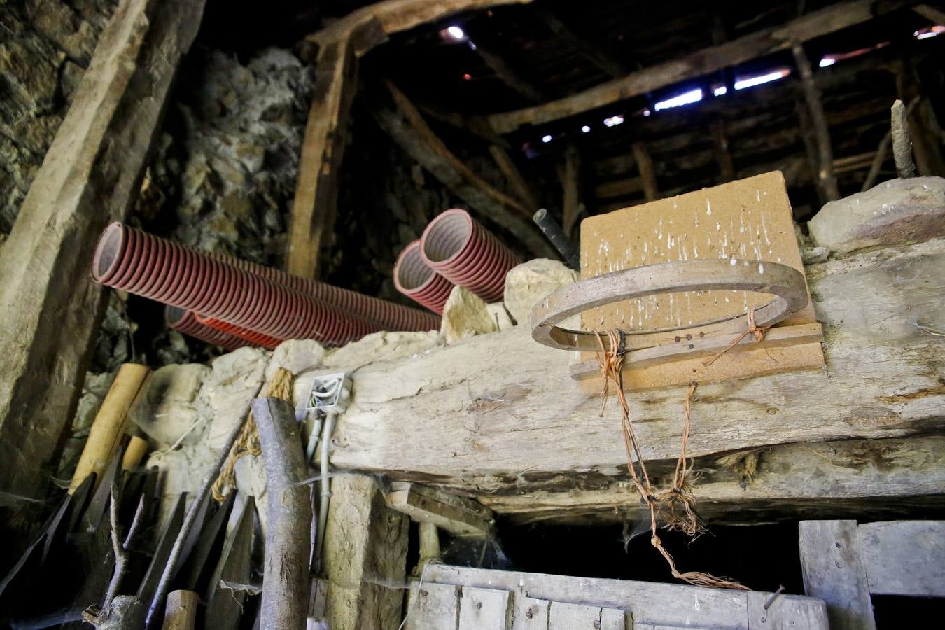 Una canasta de madera sin nadie que juegue con ella.