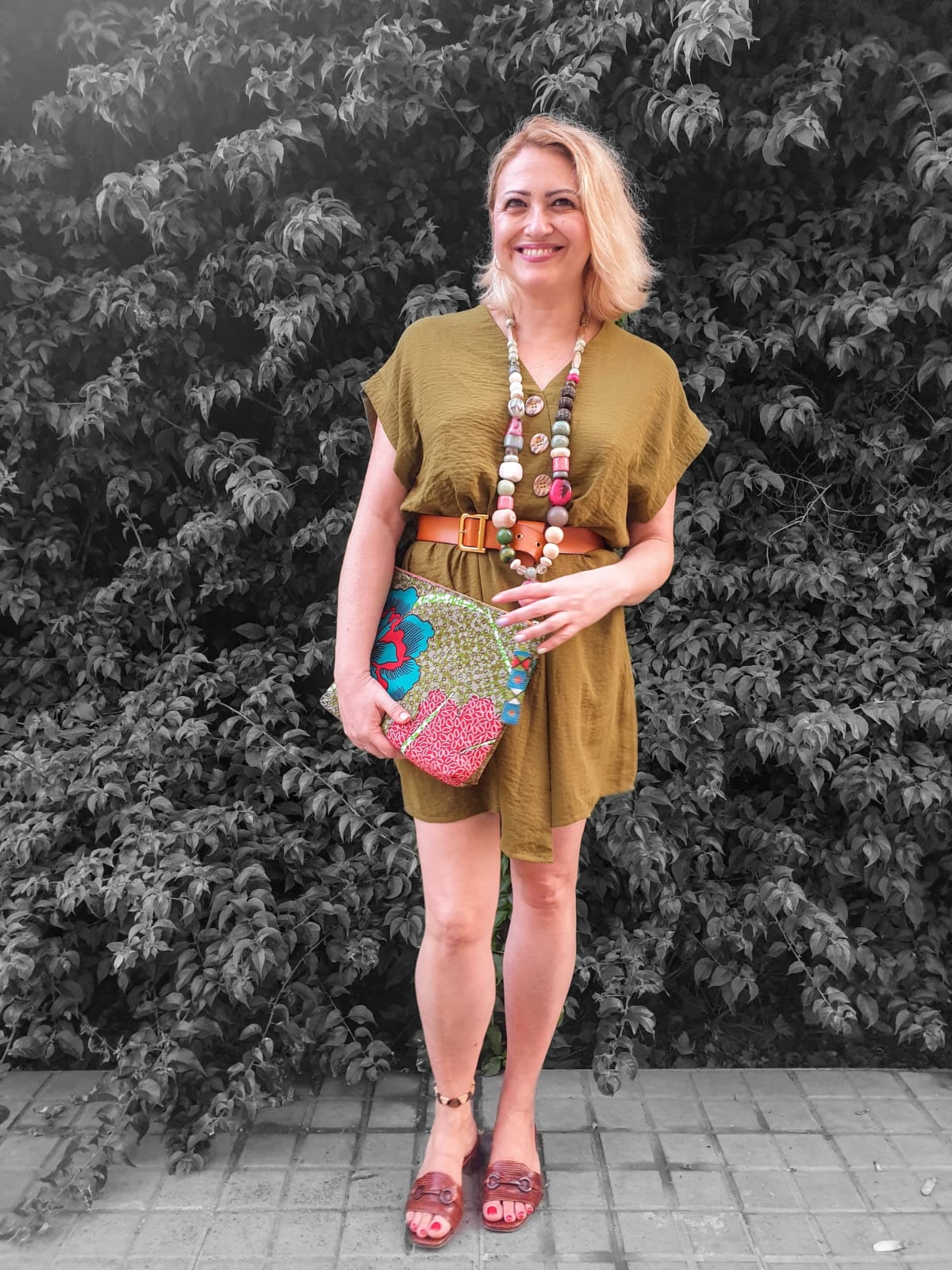 Yolanda Sanz (Madrileña afincada en Barcelona, @elvestidordeyo) nos propone un look formado por un vestido en tono marrón, que recuerda las tierras del país africano y hace que el bolso artesano realizado con tejidos auténticos destaque y cobre protagonismo. Los collares que complementan el look casan perfectamente. Destacar la pulsera tobillera que la 'power woman' ha añadido a su look.