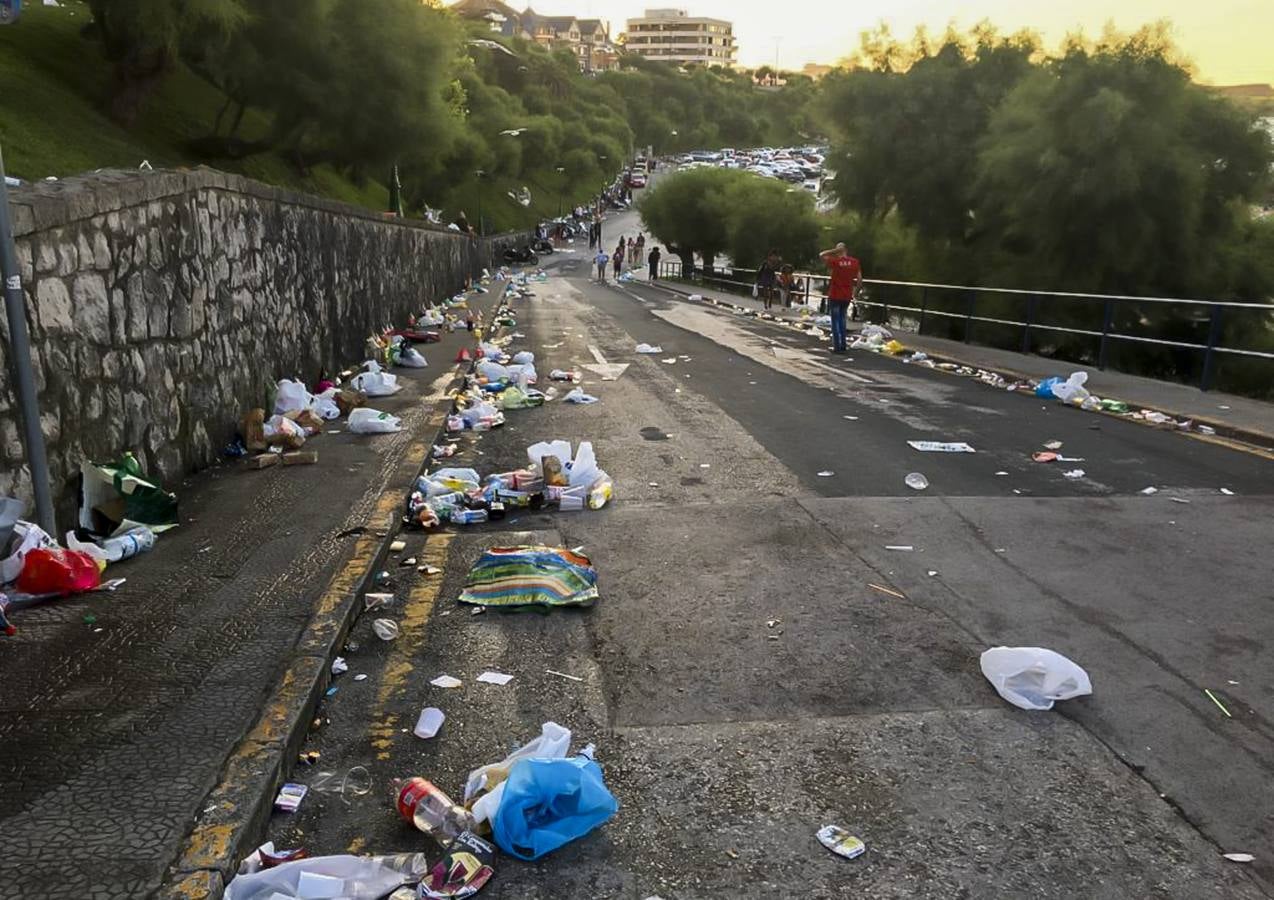 Domingo, 21.30 horas. La cuesta para bajar hacia el aparcamiento del Camello mientras se celebraban los conciertos del Festival en la Campa. 