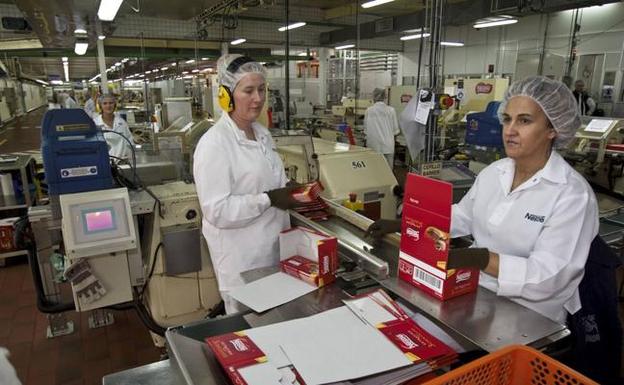 Trabajadoras en una factoría cántabra. 