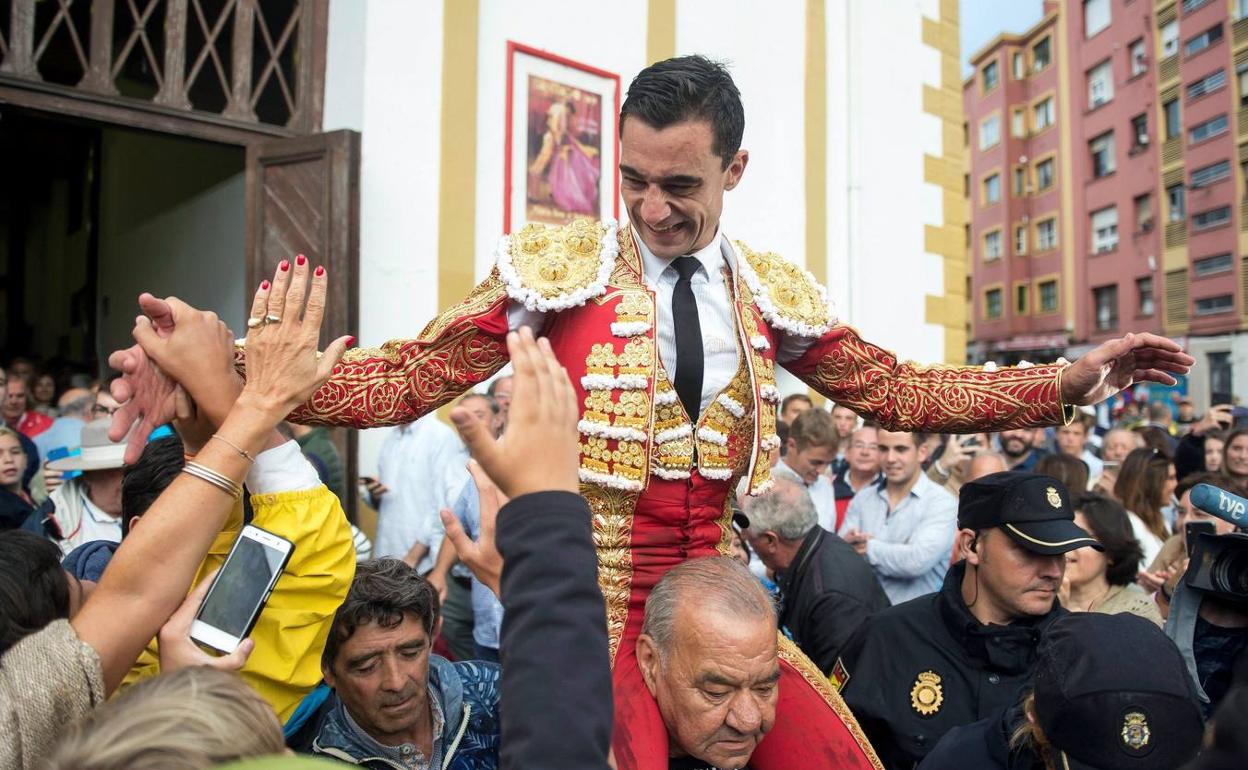 El diestro Paco Ureña sale a hombros de la plaza de Toros de Santander.