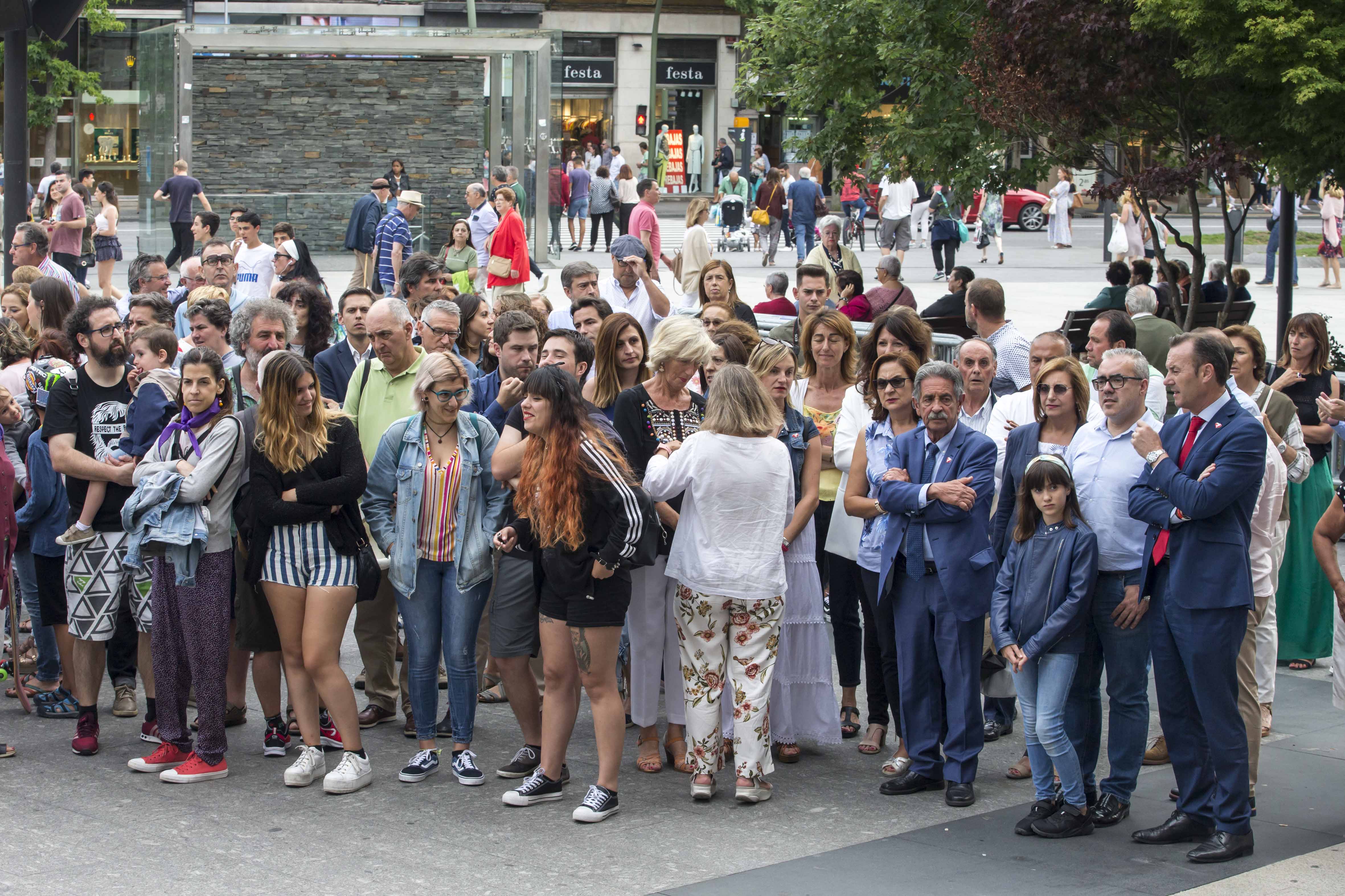 Concentración contra la violencia de género en la plaza del Ayuntamiento de la capital cántabra.