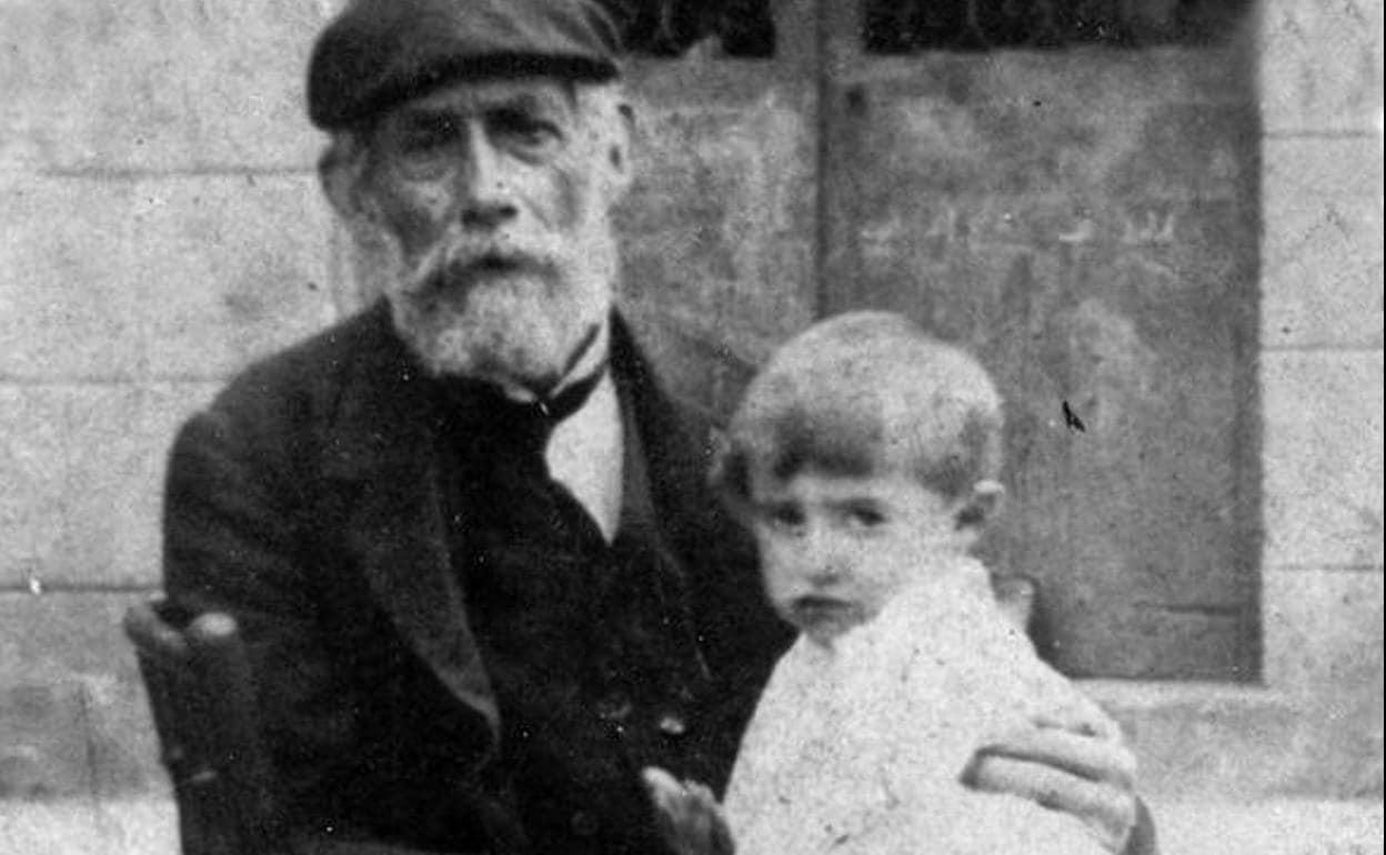 El doctor Juan José Conde-Pelayo, con su nieta Leonor, en 1920.