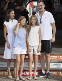 Imagen secundaria 2 - Jornada en el náutico de los reyes y sus hijas para empezar las vacaciones