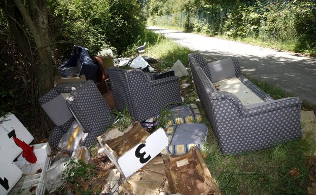 Restos de muebles y basura en uno de los vertederos ilegales ubicado entre la estación de Renfe y el polígono industrial, en Tanos. 