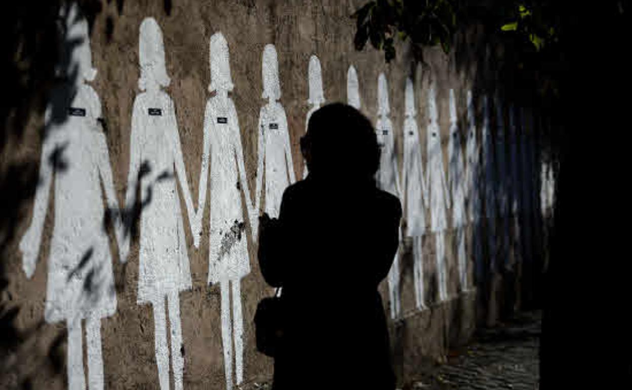 Mural en el que figuran siluetas de mujeres que han sido asesinadas por violencia de género. 