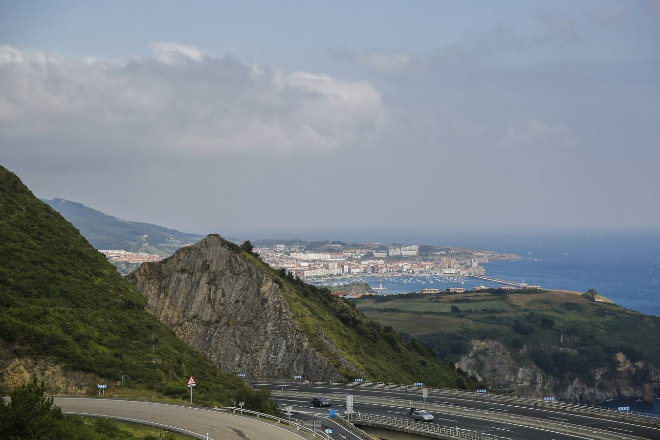 Castro Urdiales y su puerto, desde el alto de Saltacaballo.