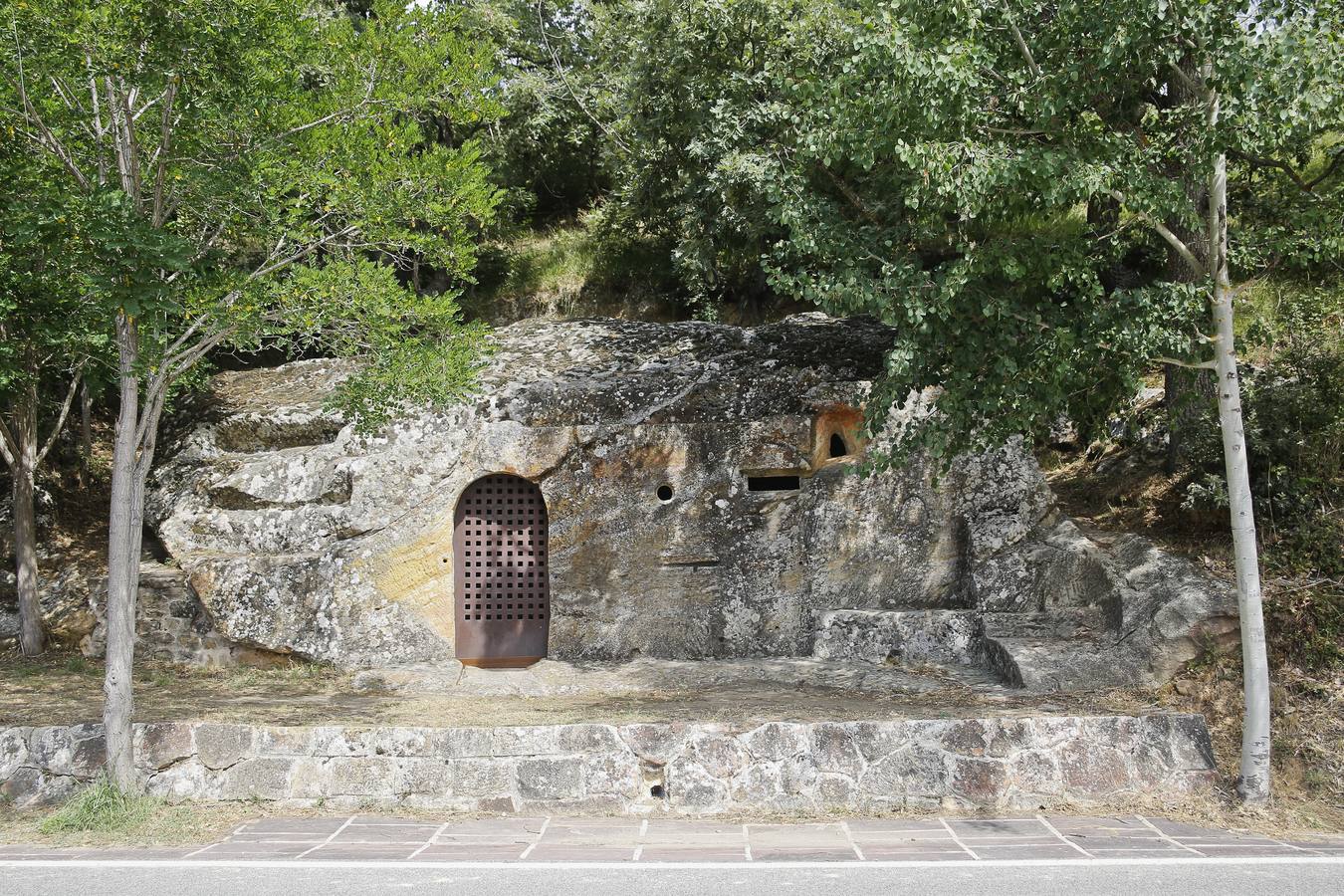 Iglesia rupestre de Cadalso. Estas construcciones son uno de los pilares del turismo en Valderredible.