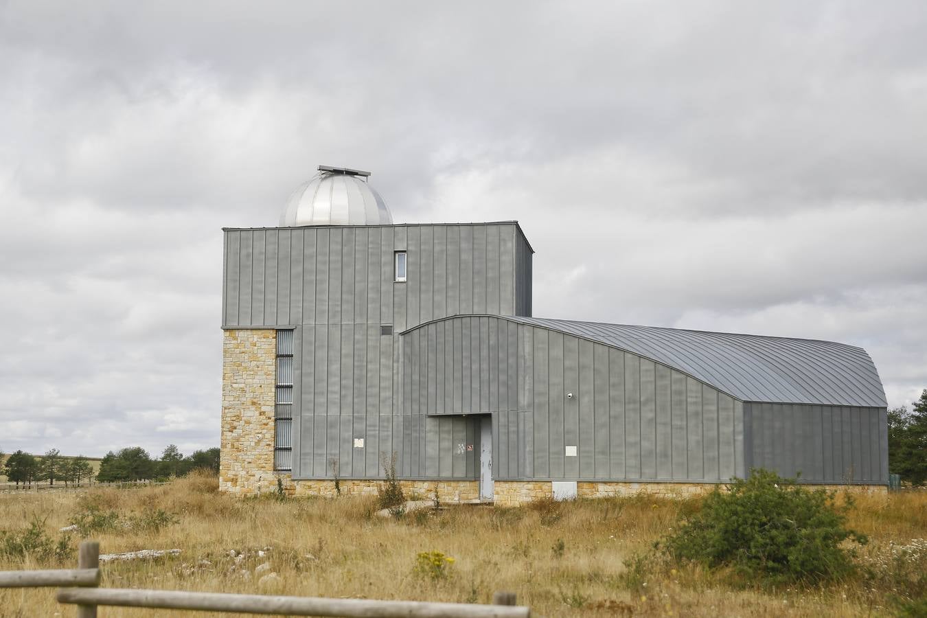 El observatorio astronómico de la Lora es uno de los reclamos de la comarca.