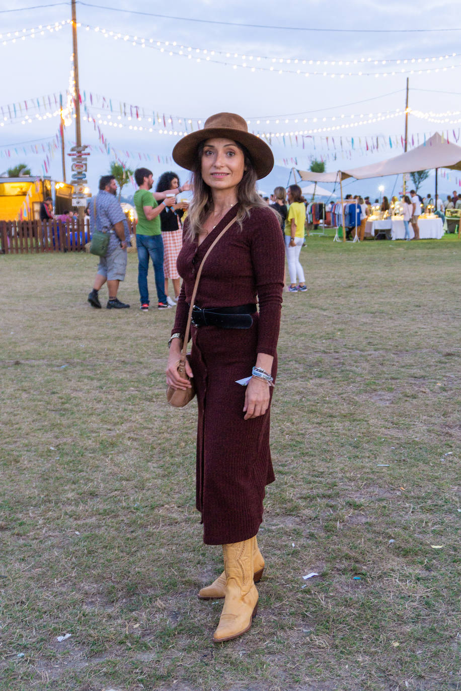 Silvia Álvarez (@silchuss), de Orense. “Quería esta cómoda, pero ir a la moda. Y al hacer frío he decidido venir con los hombros tapados. Me encanta el sombrero que es auténtico de una tienda de segunda mano en Texas y las botas Sancho”. 