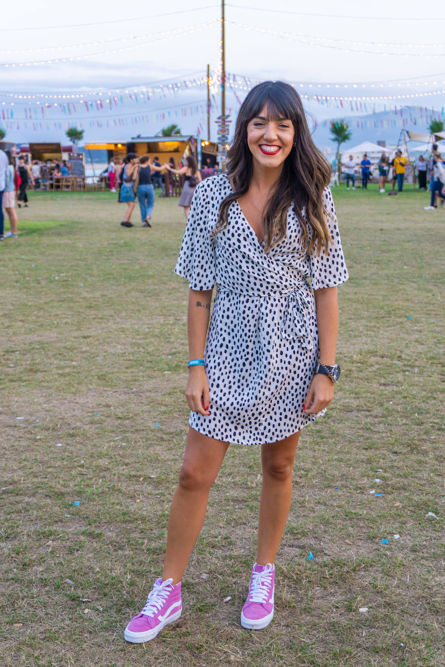 Tania Iglesias Suarez (@tania_is_), de Oviedo, pero vive en Santander. “Quería un look cómodo, fresco y moderno. En realidad el tema del vestido cruzado, no me lo he pensado mucho... Soy muy fiel a las Vans, estas en bota y rosas me encantan”.