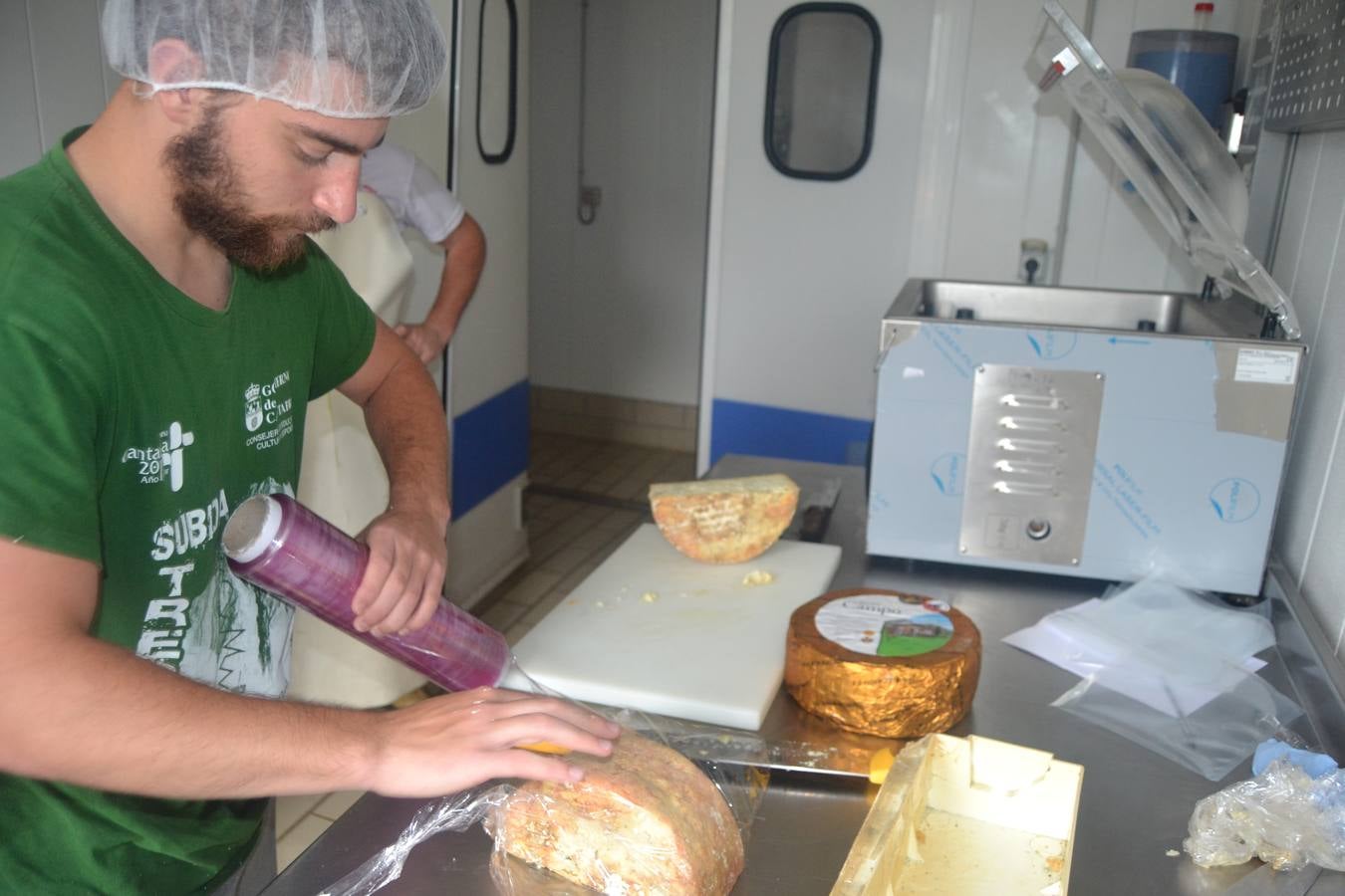 Tras el paso por la cámara de maduración, el queso se empaqueta y etiqueta. Su precio en tienda está a unos 19-20 euros/kg.