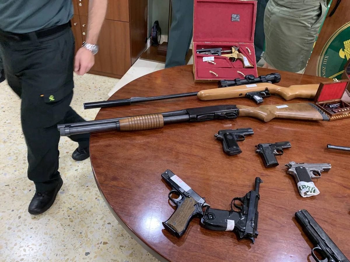 La Guardia Civil incauta un arsenal de casi 200 piezas, 104.000 euros en metálico y detiene a 18 personas 