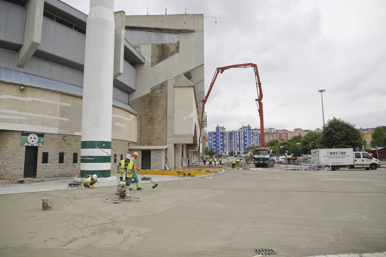 Los trabajos para adecuar el estadio del club cántabro avanzan a buen ritmo.