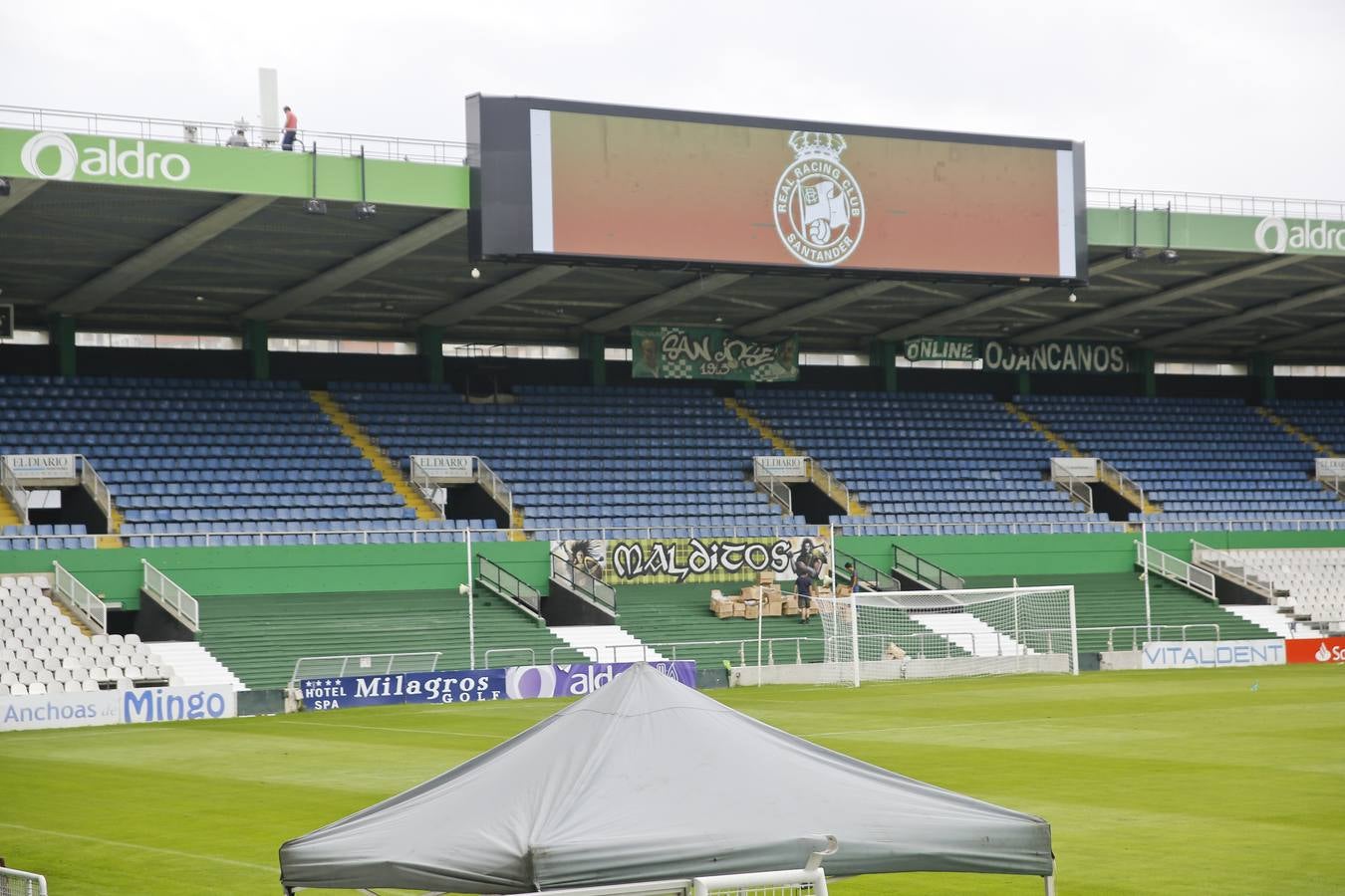 Los trabajos para adecuar el estadio del club cántabro avanzan a buen ritmo.