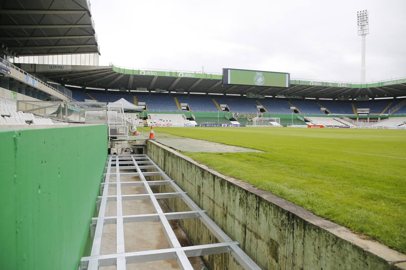 Los trabajos para adecuar el estadio del club cántabro avanzan a buen ritmo.