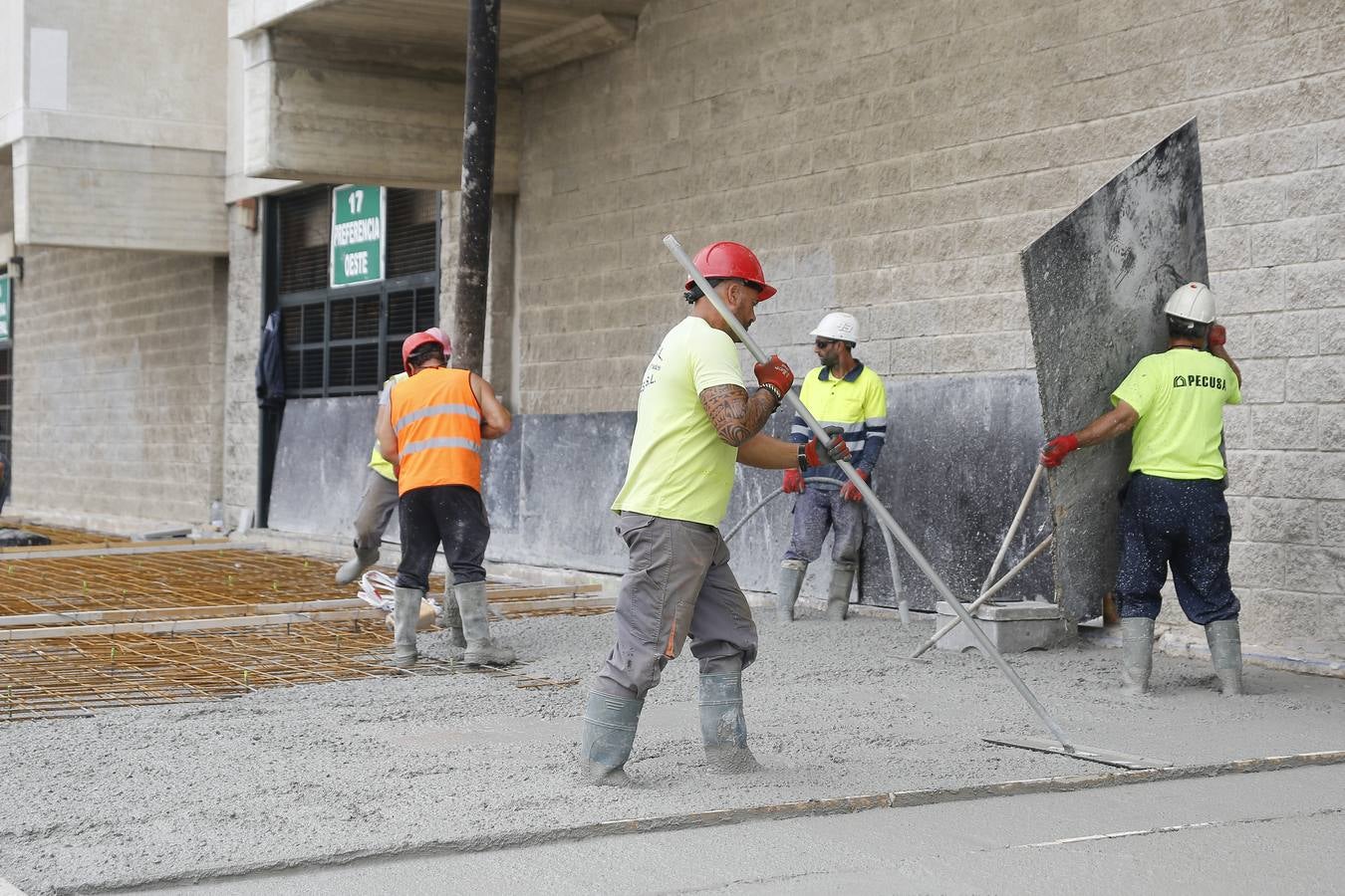 Los trabajos para adecuar el estadio del club cántabro avanzan a buen ritmo.