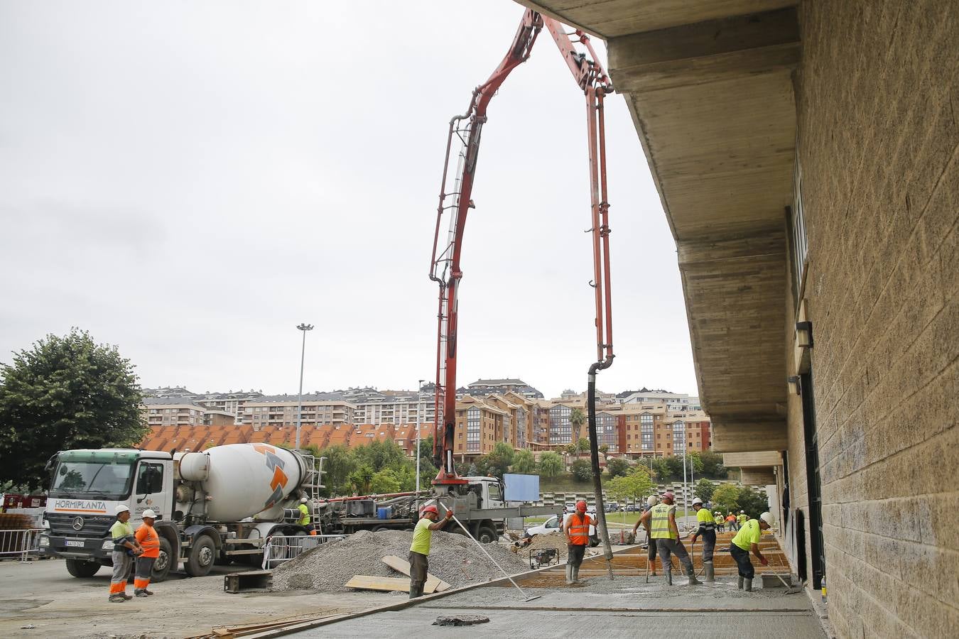 Los trabajos para adecuar el estadio del club cántabro avanzan a buen ritmo.