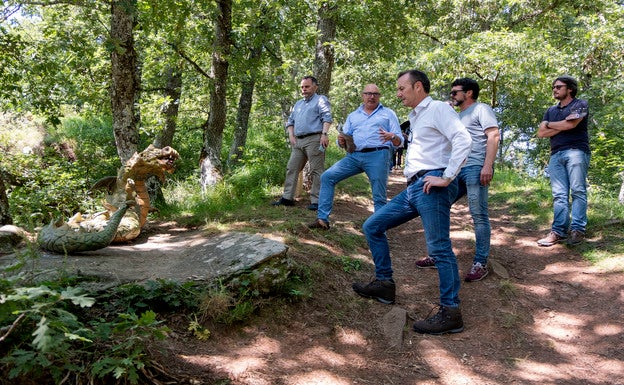 El consejero junto al alcalde de Peñarrubia contempla una de las figuras mitológicas que se muestran en el bosque de Hozarco/ Fotografía: José Cavia