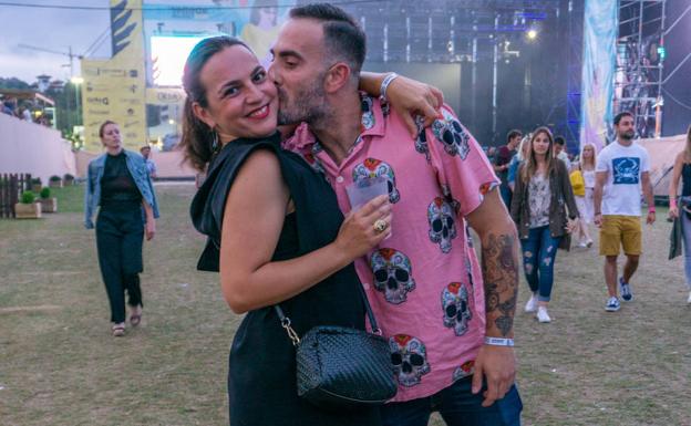 Galería. Patricia y Rubén González, de Cabezón de la Sal, disfrutando con sus looks del festival, junto a una selección del público a la moda.