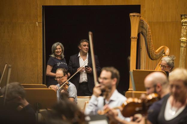 Valentina Granados y Jaime Martín siguen uno de los ensayos de la London Symphony Orchestra. 