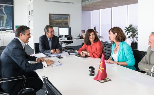 El consejero de Industria, Francisco Martín, se reunió ayer con los representantes de la patronal de concesionarios Asecove. 