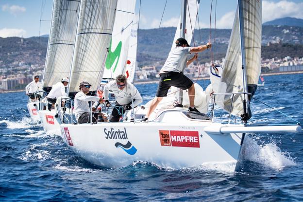 La tripulación del 'Solintal' cántabro ejecuta maniobras durante la regata en Palma de Mallorca. 