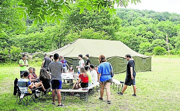 Los componentes del Grupo Scout Mafeking de Salamanca han elegido Puentenansa para montar su campamento de verano.