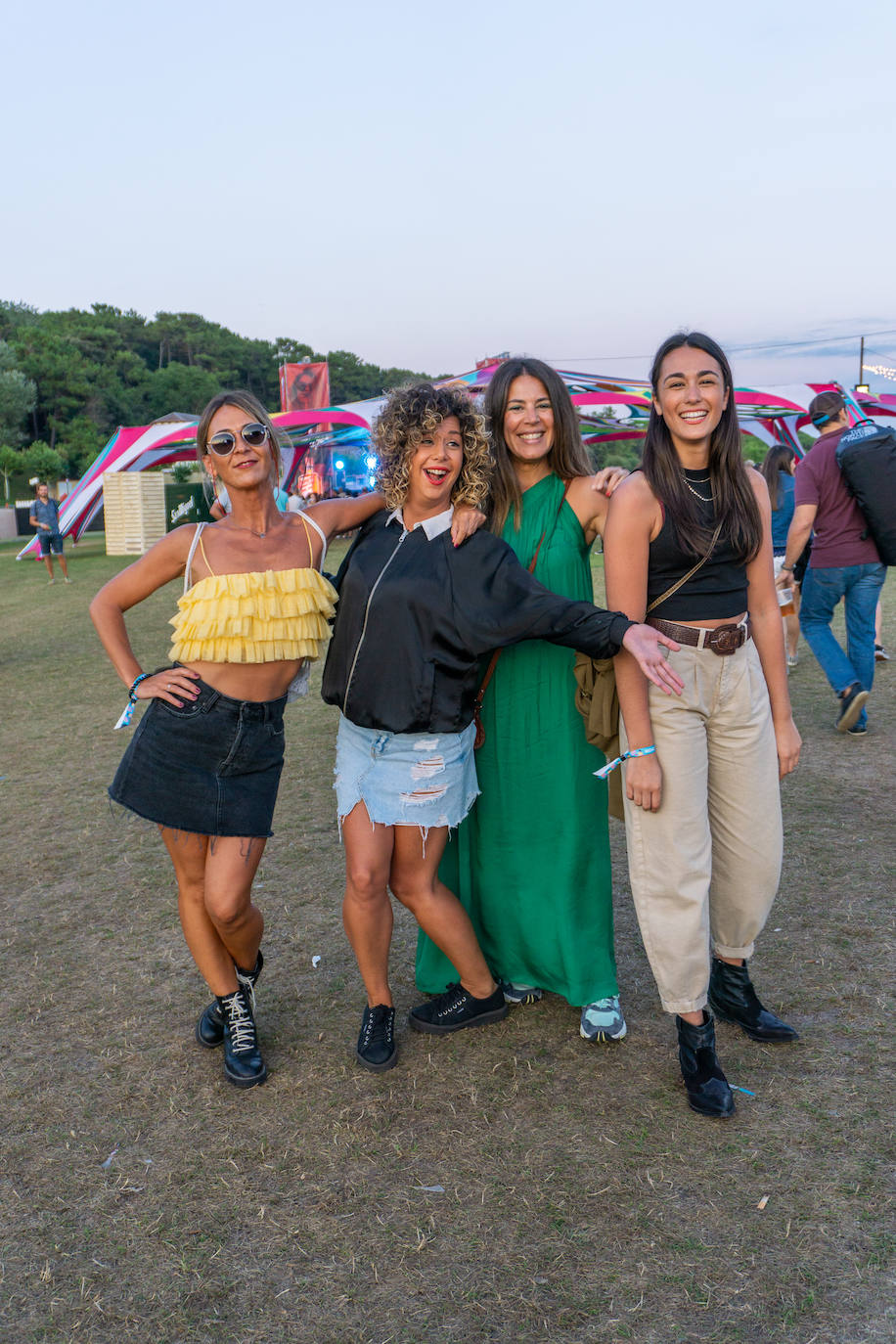 Grupo de amigas de Cabezón de la Sal, entregadas al festival. Mara Cuevas (@maracs82). "Estoy encantada con el look, porque me gusta el veraneo, pero estar cómoda. Quería venir de festival luciendo moreno". Paloma De Cos (@pdecos). "Me gusta el rollo urbano, de ahí venir con la bomber, pero llevo una blusa con el ombligo al aire, así combino, según haga de tiempo. Elegante, pero informal". Ana De Cos (@anix_dc). "Tenía claro que quería venir con este vestido verde, un look vaporoso y cómodo que resalta el moreno. Y en deportivas, ¡para bailar!". Samantha Cipitria (@scipitriale). "Mi look es un poco campero, pero actual y muy de festival. Los pantalones me encanta, así con el top y ya con botines pues para estar cómoda".