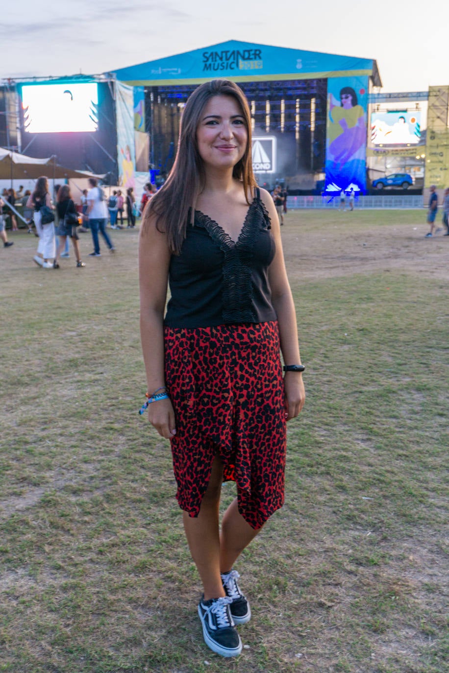 Laura García (@laaugpalacios), de Torrelavega. "Quería estar cómoda, pero con estilo. De ahí la falda en 'animal print', porque mi amiga y yo pensamos en venir un poco conjuntadas, el top lencero y las Vans, un top para ir de festivales".