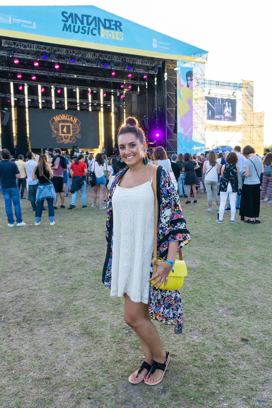 Rocío A. Gómez Sustacha (@ainelda0), de Muriedas, pero vive en Madrid. "Quería un look cómodo. El kimono me parece maravilloso y queda genial con el vestido lencero, los llevo mucho. Me apetecía poner un toque de brillos y los maxipendientes porque soy muy de flecos, así le daba un rollo 'boho'. Vengo todos los años al festival, tengo ganas de ver a Kaiser Chiefs"..