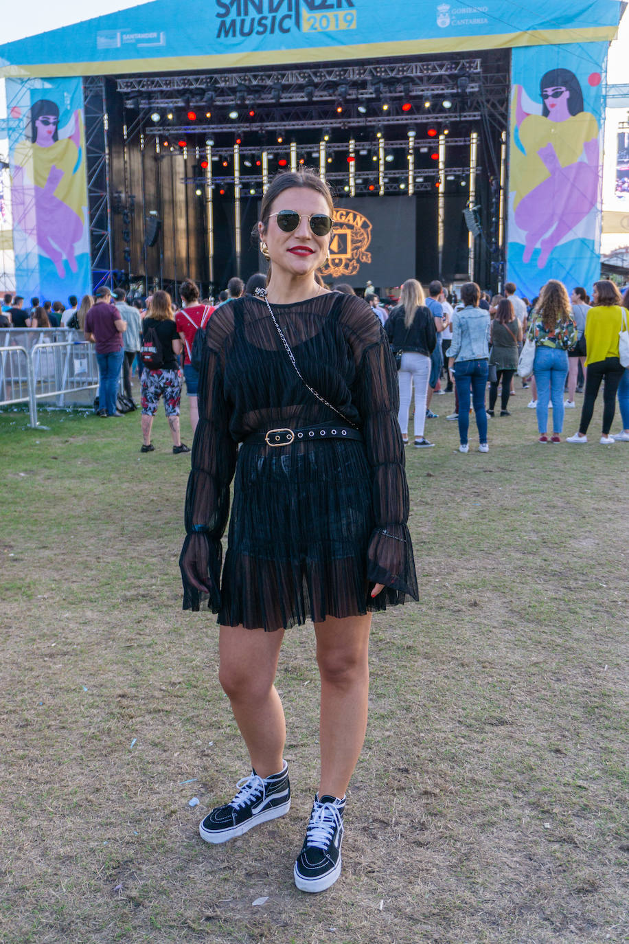 Lara Cicero (@laritabimba), de Santander. "Estreno look, me lo compré hace tiempo, pero no lo veía para salir una noche por el centro, es más de festival, así en tono desenfadado. Como se ve, soy muy de dorados y el toque de los labios rojos. Vengo al festival hace años, ¡me encanta!".