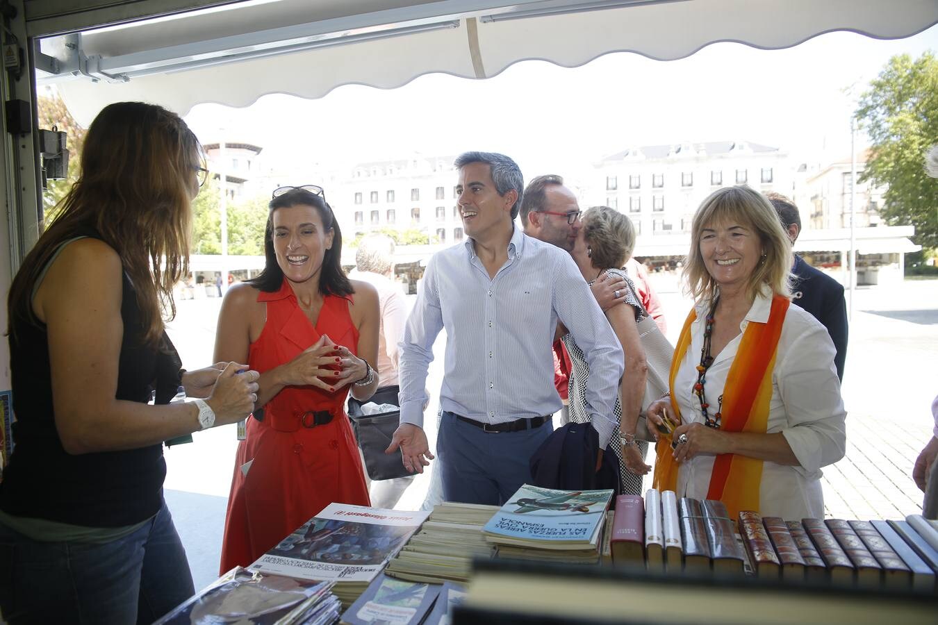 La cita de este año ha comenzado este sábado con 16 librerías especializadas de toda la geografía española, que estarán en la plaza de Alfonso XIII hasta el próximo 18 de agosto. La feria irá acompañada de una exposición sobre 'Cartelería comercial de Santander', donde se mostrará el desarrollo del arte comercial en la ciudad desde principios del siglo XX hasta los años 70.