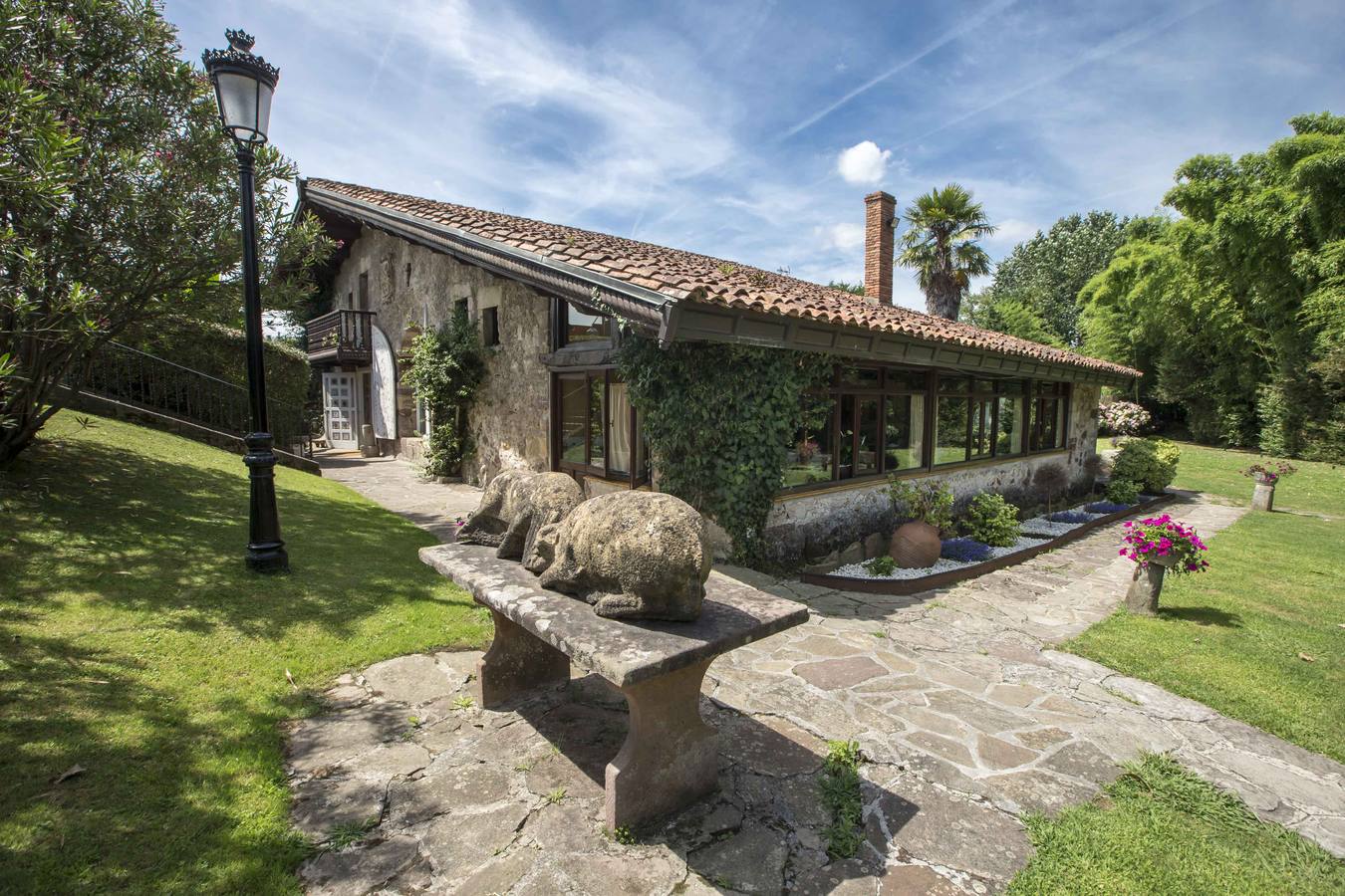 Entre los restaurantes gastronómicos de la región, quizá El Molino sea el que más solera tenga, por su edificio, por su trayectoria y por su historia.