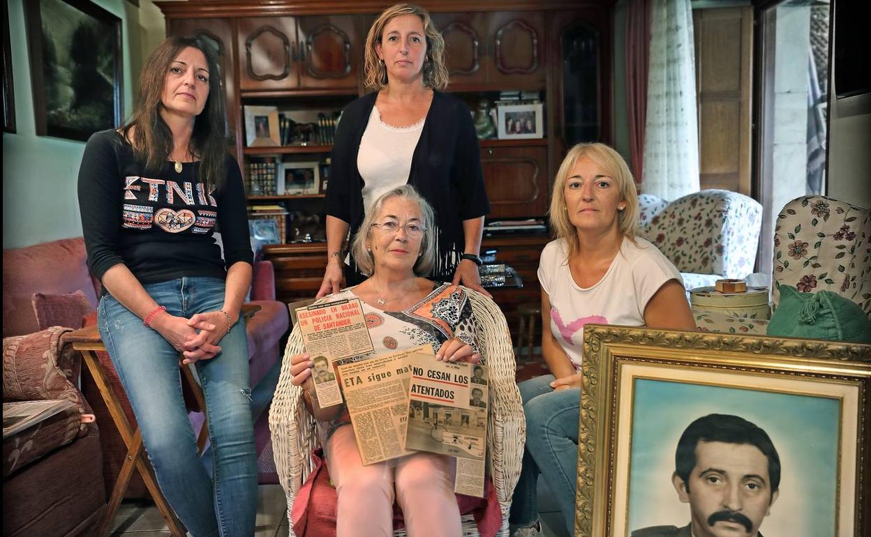Elisa, Campos y Cristina, las tres hijas del policía Miguel Ángel Saro, muestran los recuerdos que conservan de su padre junto a su tía Cristina Alonso 