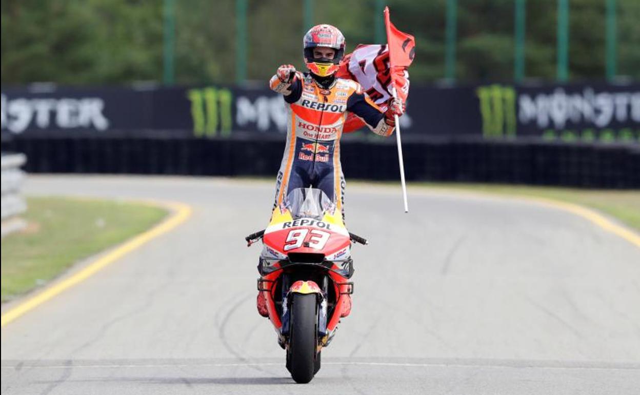 Marc Márquez celebra la victoria en Brno.