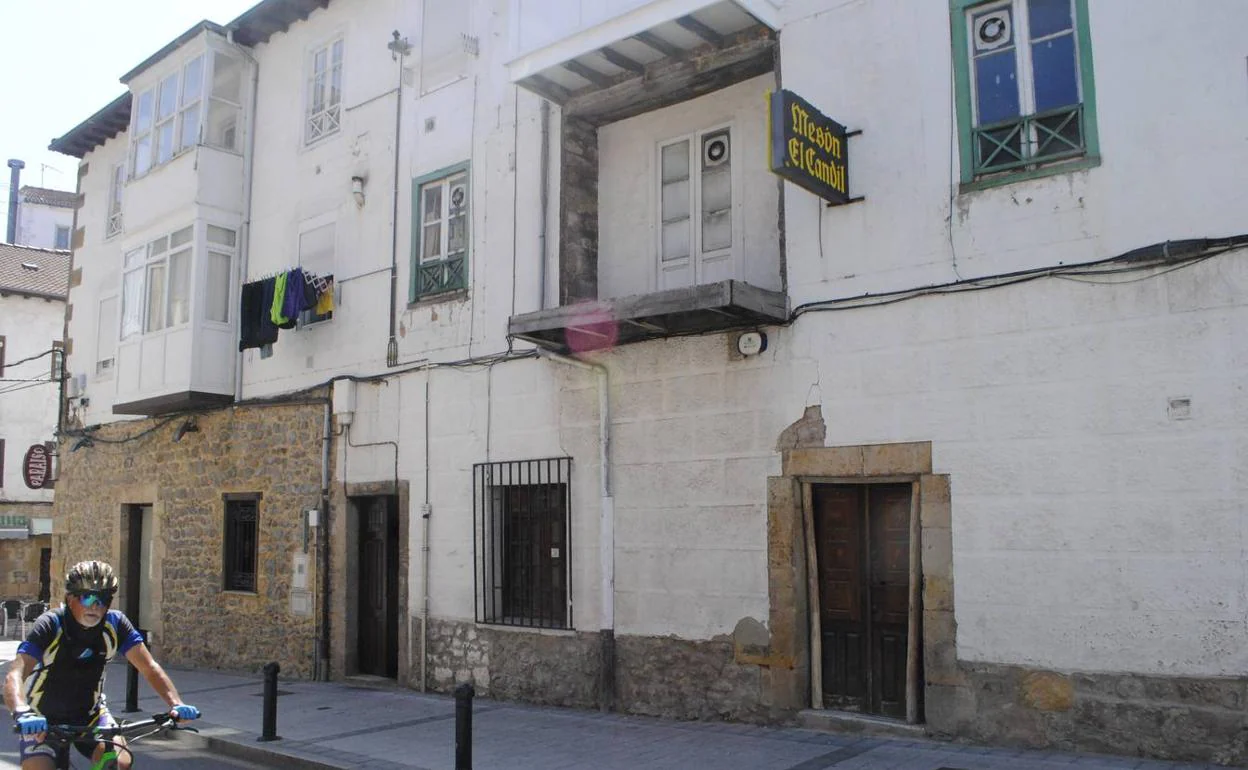 Las grietas afectan a varios edificios de la calle El Quintanal de Reinosa. 