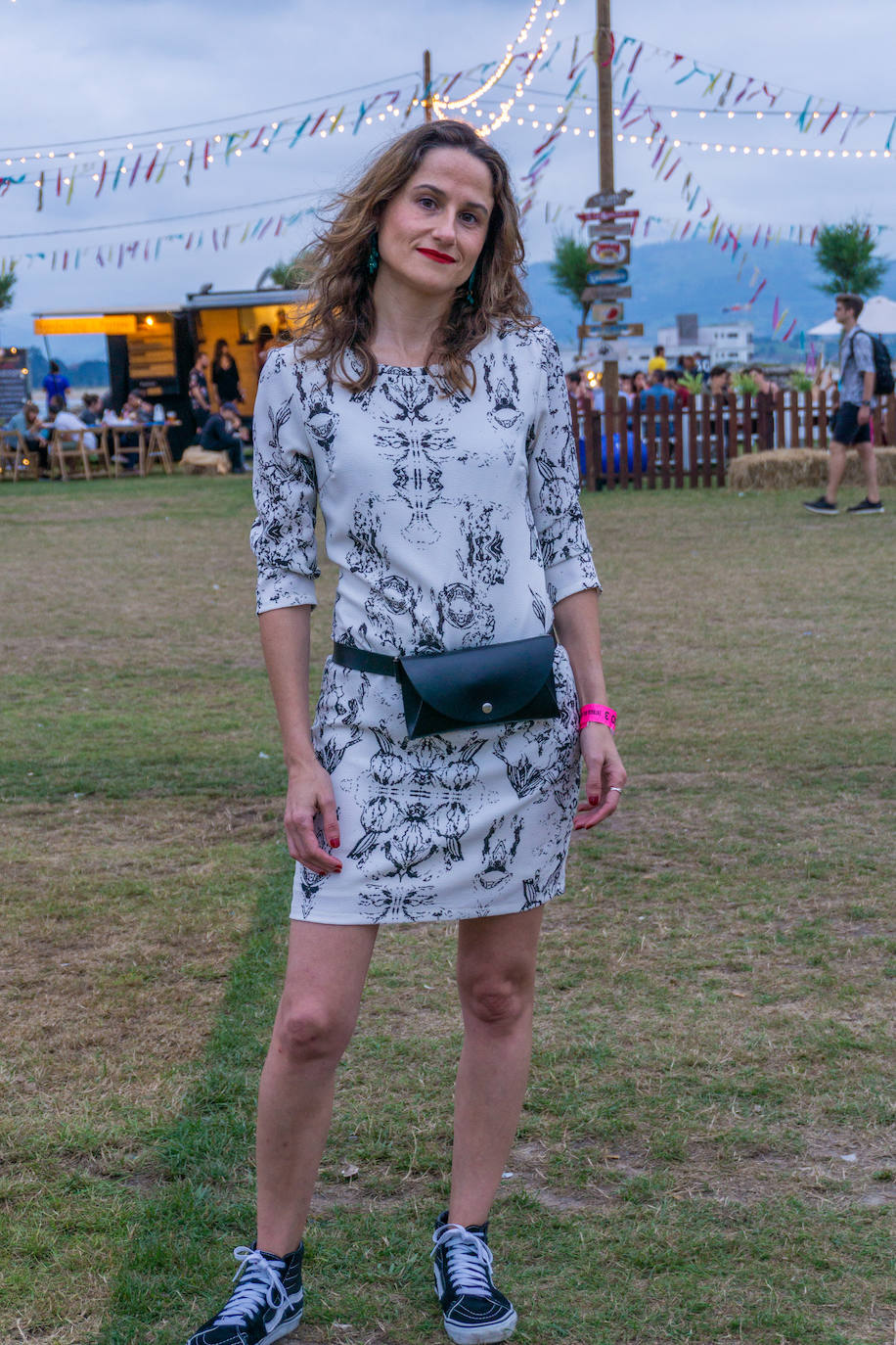 Ana Mansilla (@mrs_mansi), de Santander. “Me apetecía ponerme este look, tenía el vestido y era ideal para el festival. Con botas Vans y labio rojo. Y, como complemento, los pendientes de la firma MrLaspiur que compré en el market la pasada edición”.