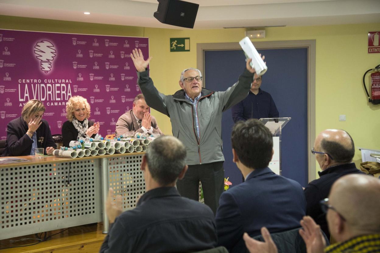 Ángel Duque recoge su premio en la anterior edición del certamen. 