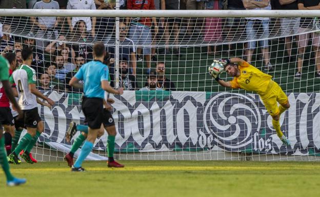  Palomita. Luca Zidane bloca con una estética parada un remate de cabeza de Aduriz en la primera parte del partido del pasado domingo frente al Athletic, en el que el meta fue el gran protagonista