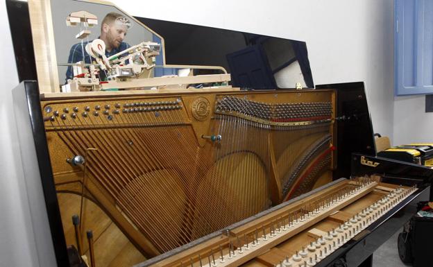 Imagen principal - El afinador que encontró una pistola dentro de un piano