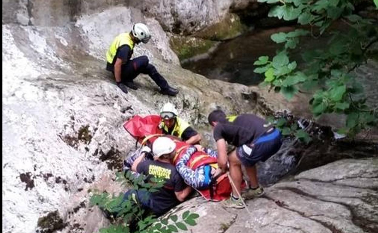 Complicado rescate de un barranquista alemán en el río Navedo, en Peñarrubia