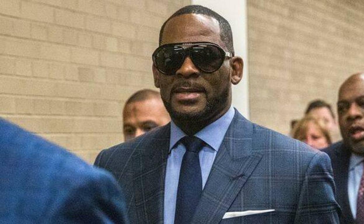 El músico R. Kelly en un juzgado de Chicago para declarar por varios delitos sexuales 