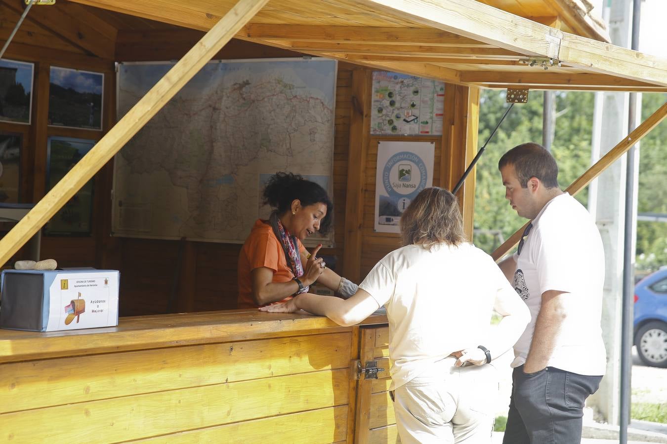 Los turistas pueden informarse en el punto de información que hay en el término municipal de Herrerías.