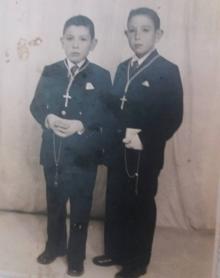 Imagen secundaria 2 - Arriba, los pequeños de la familia. Debajo, los dos mayores y una imagen del padre, Genaro, con un hermano suyo de niños.