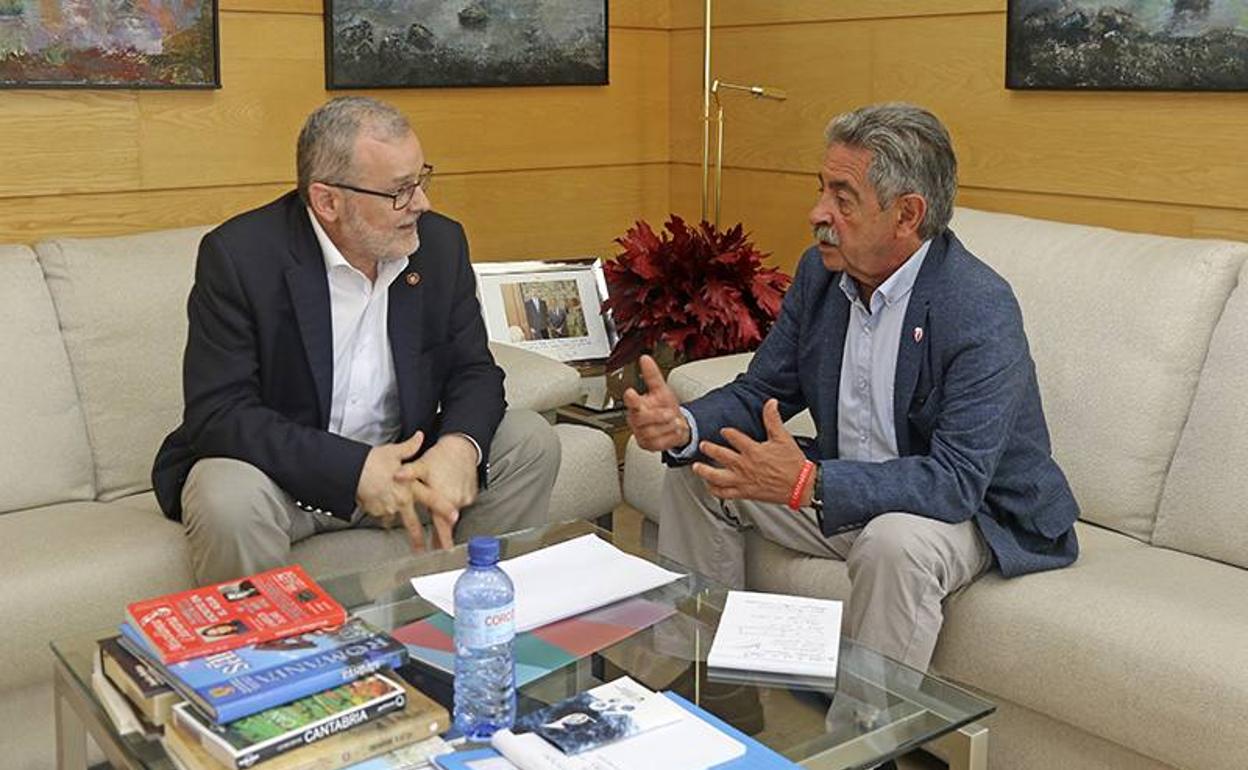 Pazos (izquierda), junto a Revilla, en el encuentro que ambos mantuvieron el martes 